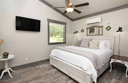 Wimberley Cabaña | Green Acres Cottages Gruene - New Affordable Suite Near Wedding Venues!