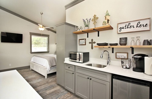 Wimberley Cabaña | Green Acres Cottages Gruene - New Affordable Suite Near Wedding Venues!
