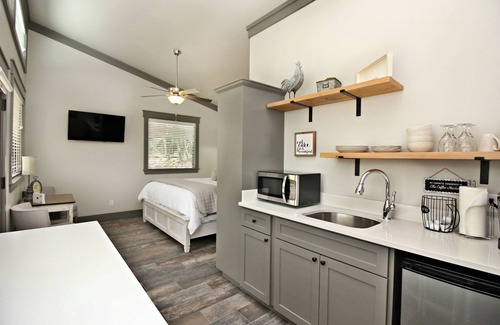 Wimberley Cabaña | Green Acres Cottages Dripping Springs - Minutes from Wedding Venues and Downtown