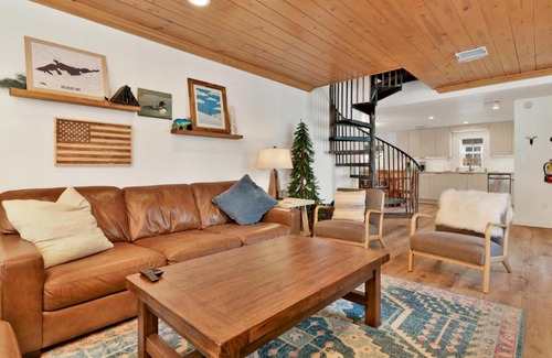 Big Bear Lake Chalet De Esquí | Green Canoe Cabin- Hot Tub- Smart TVs- BBQ- Relaxing Central Moonridge Chalet