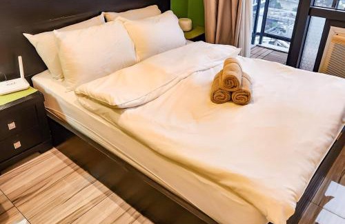 Downtown Apartamento | Green City View Apt in Gramercy Unit 3502 Makati w Netflix