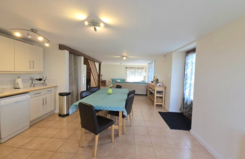 Saint-Meard-de-Drone Cabaña | Casa rural verde en Saint-Méard-de-Drône con terraza y piscina compartida