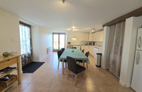 Saint-Meard-de-Drone Cabaña | Casa rural verde en Saint-Méard-de-Drône con terraza y piscina compartida