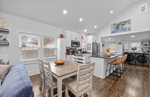 Oakley Casa | Green Door Cottage Charming Mid-Term Near Downtown Asheville