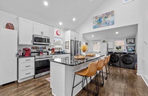 Oakley Casa | Green Door Cottage Charming Mid-Term Near Downtown Asheville