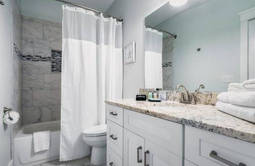 Gulf Shores Casa | Green Family Bungalow! Beach Access, Pool, & Fishing Dock