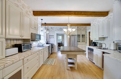 Cresco Casa | Green Gables Estate -Retreat & Events (sleeps 34)