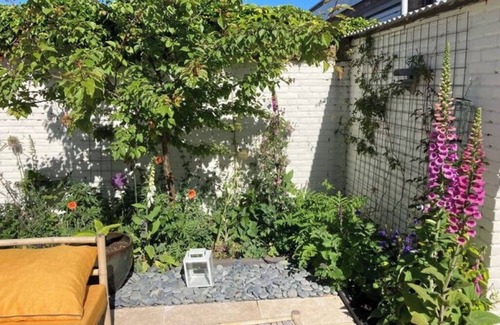 Egmond aan Zee Villa | Green garden Villa 300 meters from the beach.
