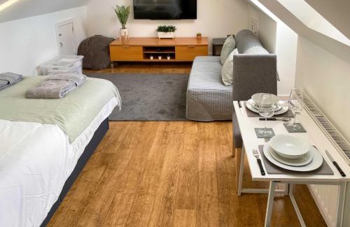 Fishponds Apartamento | Green Glades Lovely Self Contained Apartment-Studio In Super South West Location By StayStaycations