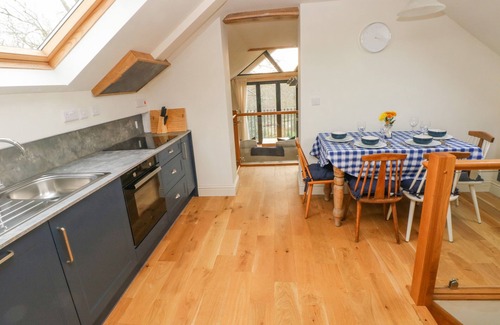 Carmarthen Cabaña | GREEN GROVE BARN, pet friendly, with a garden in Carmarthen