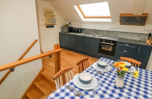 Carmarthen Cabaña | GREEN GROVE BARN, pet friendly, with a garden in Carmarthen