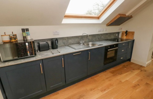 Carmarthen Cabaña | GREEN GROVE BARN, pet friendly, with a garden in Carmarthen