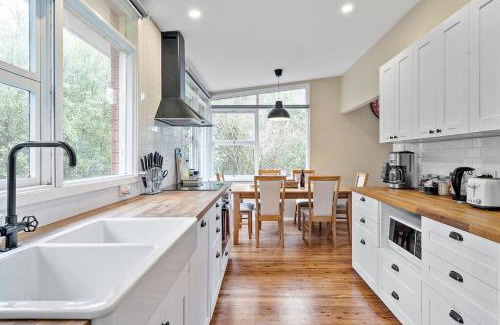 Wentworth Falls Casa | Green Leaf Retreat - PETS ALLOWED - FREE PARKING - FAMILY FRIENDLY - CLOSE TO KATOOMBA AND ALL MOUNTAIN ATTRACTIONS!