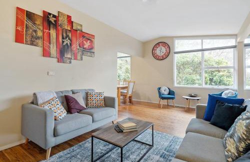 Wentworth Falls Casa | Green Leaf Retreat - PETS ALLOWED - FREE PARKING - FAMILY FRIENDLY - CLOSE TO KATOOMBA AND ALL MOUNTAIN ATTRACTIONS!