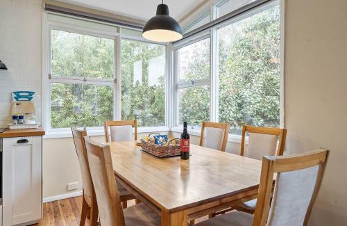 Wentworth Falls Casa | Green Leaf Retreat - PETS ALLOWED - FREE PARKING - FAMILY FRIENDLY - CLOSE TO KATOOMBA AND ALL MOUNTAIN ATTRACTIONS!