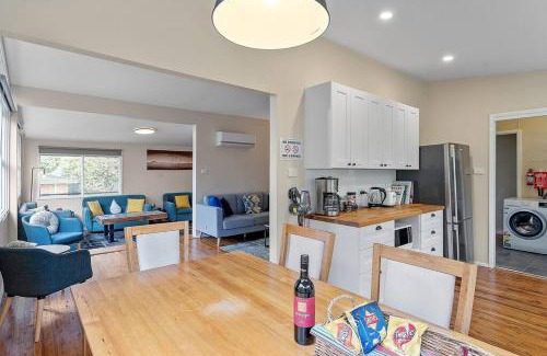 Wentworth Falls Casa | Green Leaf Retreat - PETS ALLOWED - FREE PARKING - FAMILY FRIENDLY - CLOSE TO KATOOMBA AND ALL MOUNTAIN ATTRACTIONS!