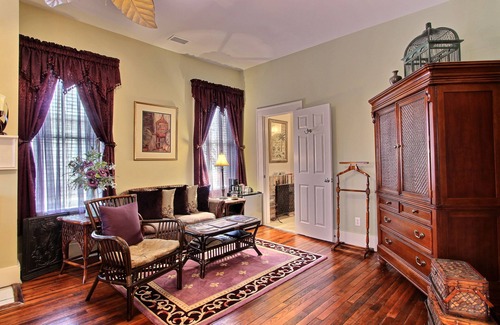 Historic District - North Cama Y Desayuno | Green Palm Inn