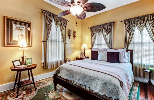 Historic District - North Cama Y Desayuno | Green Palm Inn