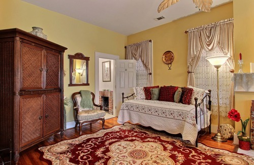 Historic District - North Cama Y Desayuno | Green Palm Inn