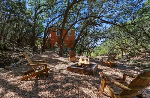 Canyon Lake Casa | Green Roof Cottage