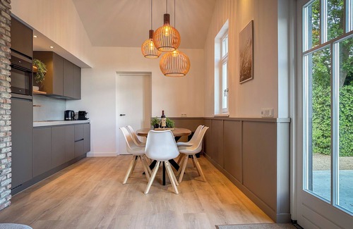 Rijsbergen Casa | Green-surrounded luxury home with hot tub