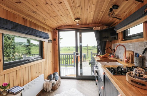 Kirkmichael Cabaña | GREENACRES CARRIAGE, romantic, with pool in Maybole