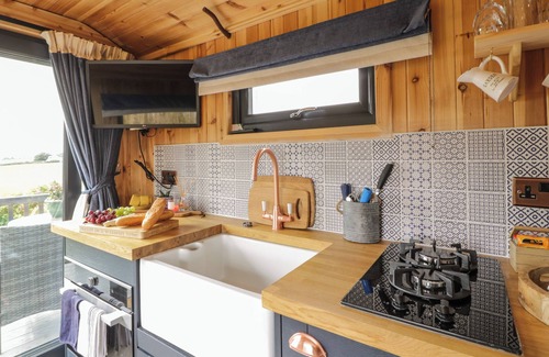 Kirkmichael Cabaña | GREENACRES CARRIAGE, romantic, with pool in Maybole