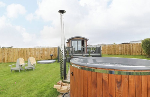 Kirkmichael Cabaña | GREENACRES CARRIAGE, romantic, with pool in Maybole
