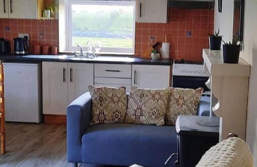 Inishmacatreer Cabaña | Greenacres Mews A charming,quaint Cottage