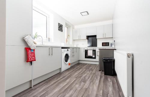 Gateshead Casa | Greenbourne - 4 bedrooms Sleeps 8 free parking