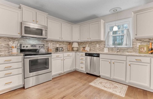Greensboro Casa | Greensboro Getaway Villa | Pool + HotTub + Golf + Basketball Court + Pickleball