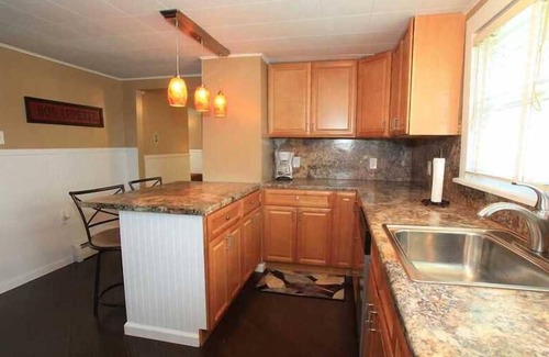 South Greensburg Casa | Greensburg 15601 Ubicado en una calle tranquila. Completamente actualizado en 2014.