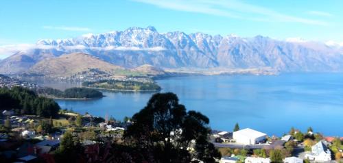 Fernhill Casa | Greenstone Panorama - Family Bach - Stunning Views