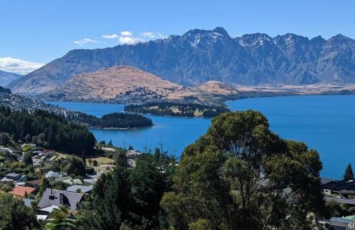 Fernhill Casa | Greenstone Panorama - Family Bach - Stunning Views
