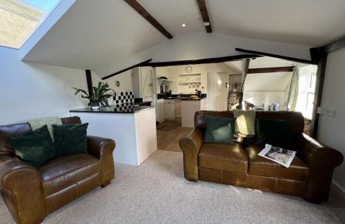 Bugford Casa | Greenswood Cottage - Cosy cottage, rural location, beautiful landscaped gardens with pond and lake