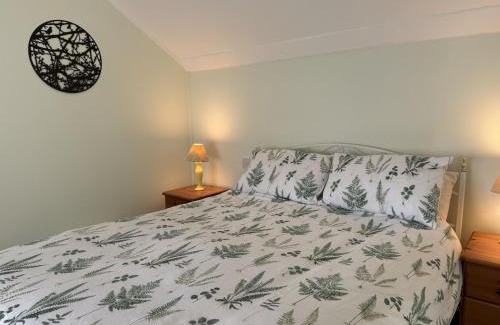 Bugford Casa | Greenswood Cottage - Cosy cottage, rural location, beautiful landscaped gardens with pond and lake