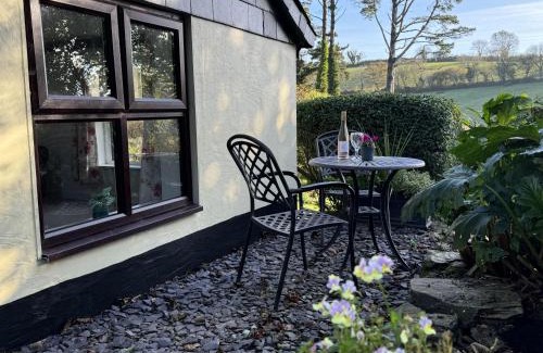 Bugford Casa | Greenswood Cottage - Cosy cottage, rural location, beautiful landscaped gardens with pond and lake