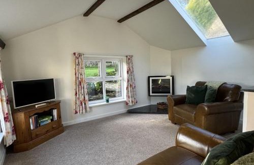 Bugford Casa | Greenswood Cottage - Cosy cottage, rural location, beautiful landscaped gardens with pond and lake