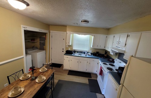 Greenville Apartamento | Greenville Cozy 2BR sleeps 6 near ECU Stadium and Hospital welcome travel nurses