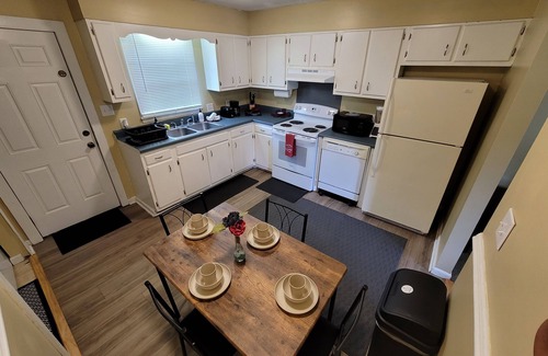 Greenville Apartamento | Greenville Cozy 2BR sleeps 6 near ECU Stadium and Hospital welcome travel nurses
