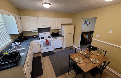 Greenville Apartamento | Greenville Cozy 2BR sleeps 6 near ECU Stadium and Hospital welcome travel nurses