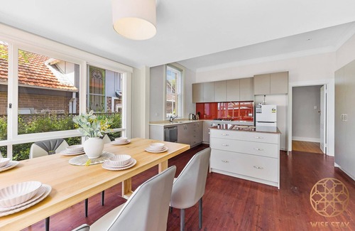 Greenwich Casa | Greenwich Luxury near Wharf/Train/CBD steps to Sea