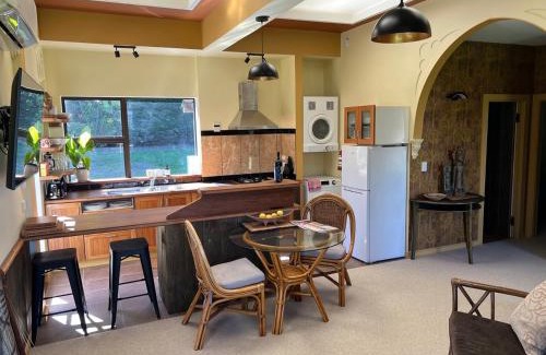Otaki Apartamento | Greenwood Bungalow - Stylish Retreat