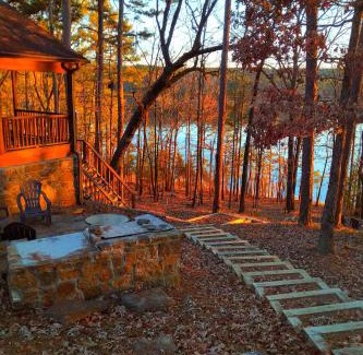 Tumbling Shoals Casa | Greers Ferry Lake Cabin