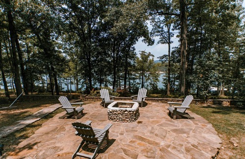 Edgemont Casa | Greers Ferry Lakefront Home w / cubierta, pozo de fuego y mucho más!