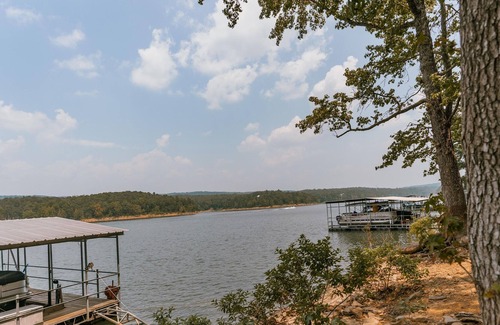 Edgemont Casa | Greers Ferry Lakefront Home w / cubierta, pozo de fuego y mucho más!