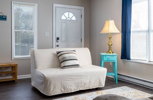 Broadway Apartamento | Grey Gables: Bright, Comfy, Dog Friendly: 2 BR/1BA