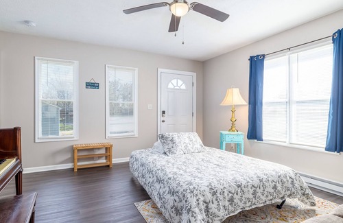 Broadway Apartamento | Grey Gables: Bright, Comfy, Dog Friendly: 2 BR/1BA