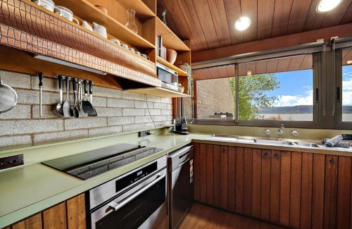 Jindabyne Casa | Grey Kangaroo - 2BR l Lake Front l Pet Friendly l Air-Con l BBQ l WiFi