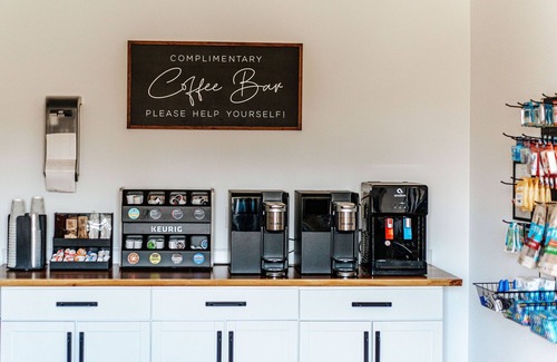 Waynesboro Apartamento | Grey Pine Lodge | Queen/Queen | BEST Location & Amenities!